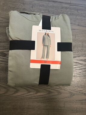 Max & Mia Olive Green Loungewear Set - Medium